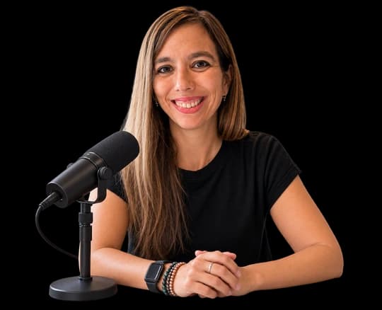 Adriana Fraile, creadora de Vercuentos, junto a un micrófono